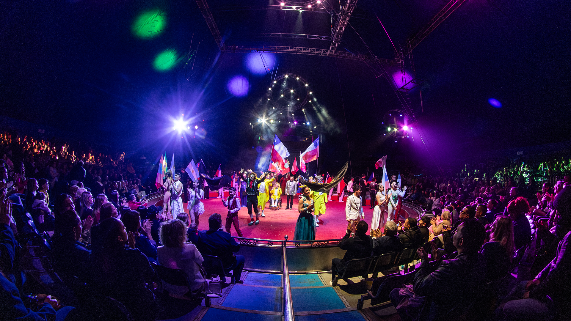 Troupe de circo sobre un escenario iluminado en dorado